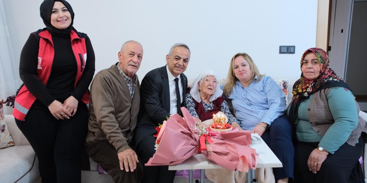 Cumhuriyet'in 103. Yılını 103 Yaşındaki Nazife Nine De Kutladı
