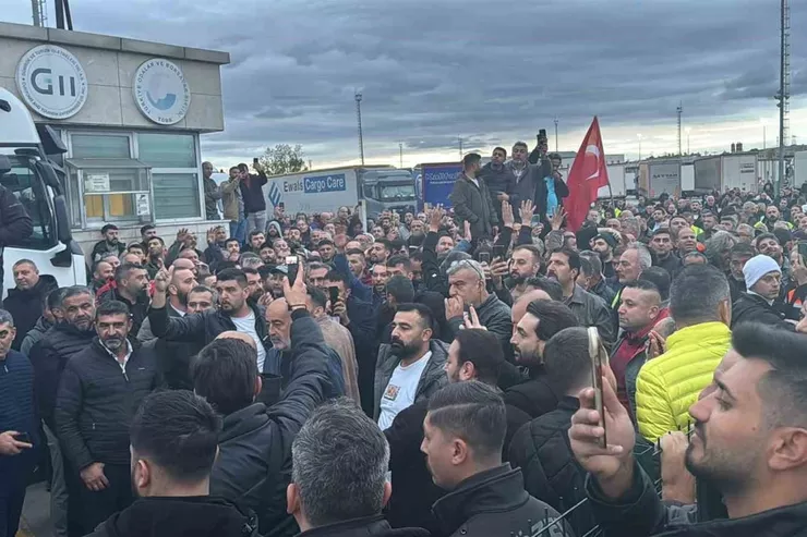 Kapıkule, İpsala Ve Hamzabeyli'de Tır Eylemi: Şoförler Schengen Kuralı Yüzünden Avrupa'ya Çıkışı Durdurdu
