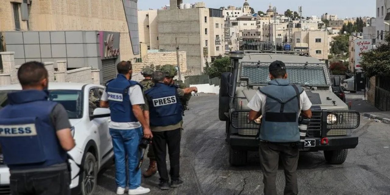 Filistin Topraklarını Gasbeden Silahlı İsrailliler, Batı Şeria'da Gazeteci Ve Aktivistlere Saldırdı