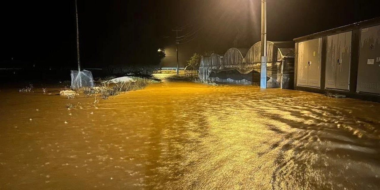 Antalya'da Gece Yarısı Sel Kabusu! Dereler Taştı, Yollar Göle Döndü