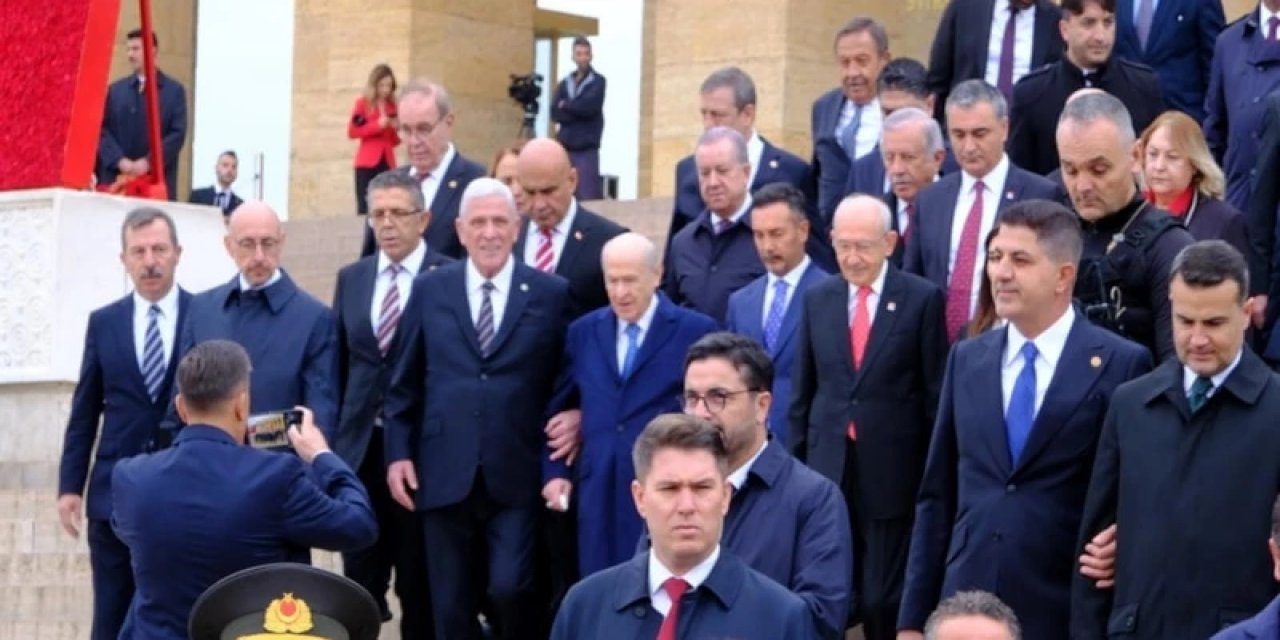 Anıtkabir'de Dikkat Çeken Görüntü: Dervişoğlu, Bahçeli'nin Koluna Girdi