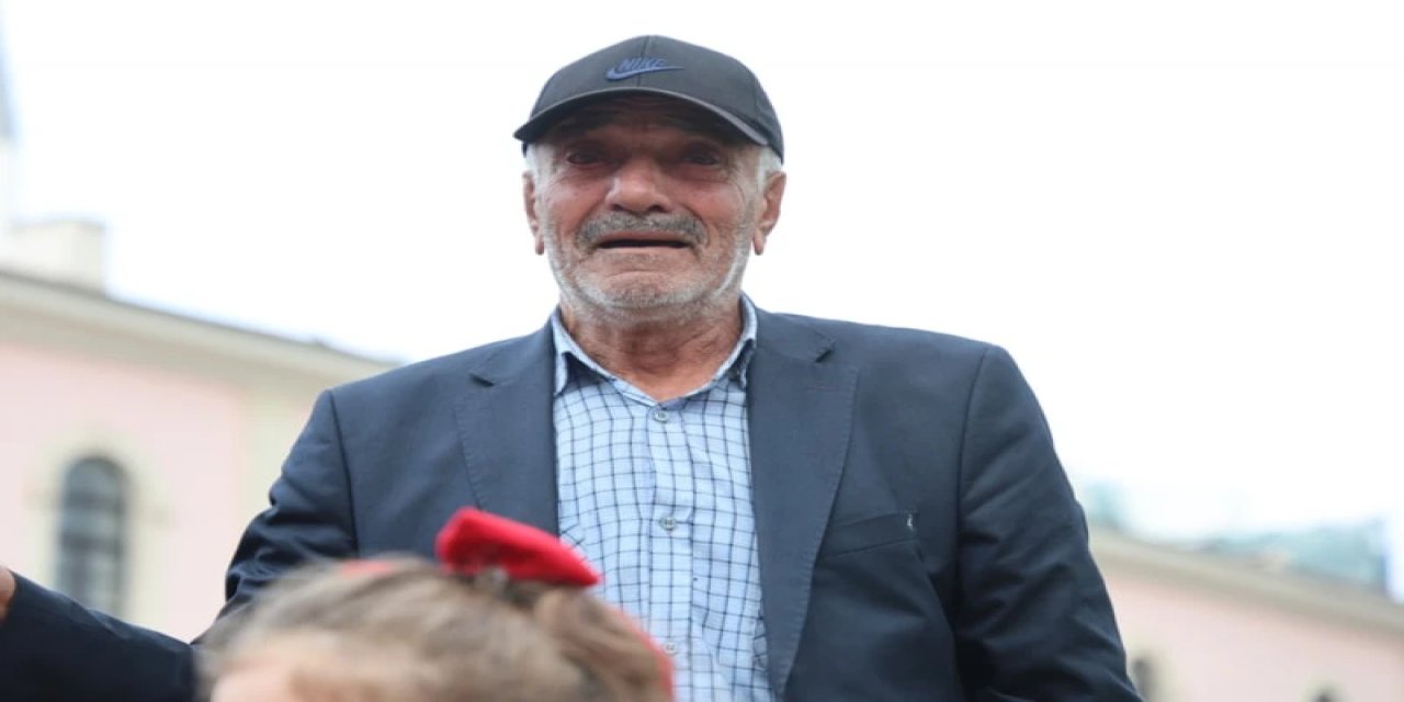 Elazığ’da Miniklerin “Ölürüm Türkiyem” Şarkısı Yaşlı Adamı Duygulandırdı