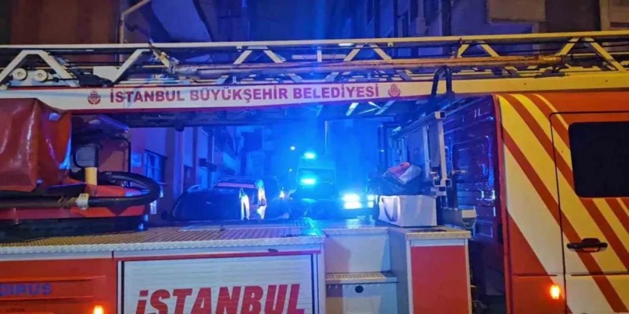 Kağıthane'de 5 Katlı Binanın Çatısına Sıçrayan Yangın Can Kaybı Olmadan Söndürüldü