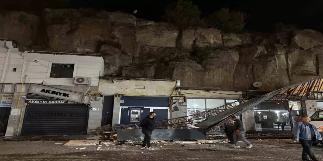 Kayseri İncesu'da Otomobil 50 Metreden Dükkanların Üzerine Uçtu, Sürücü Yaralandı