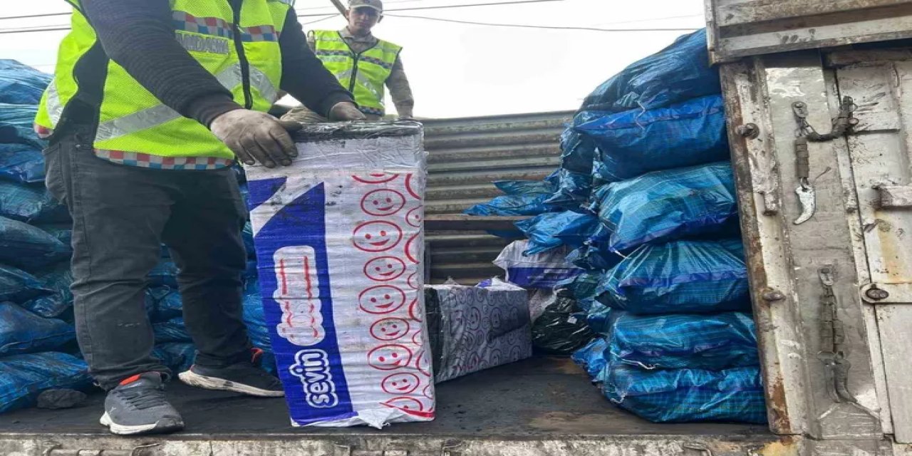 Siirt'te Jandarmanın Durdurduğu Araçta 10 Bin 250 Paket Kaçak Sigara Bulundu