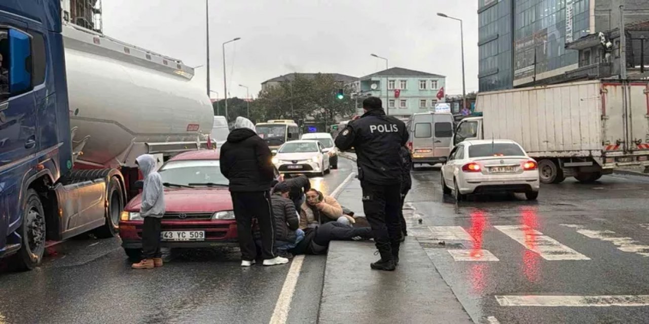 Sultangazi'de Yaya Geçidinde Otomobilin Çarptığı Güvenlik Görevlisi Yaralandı