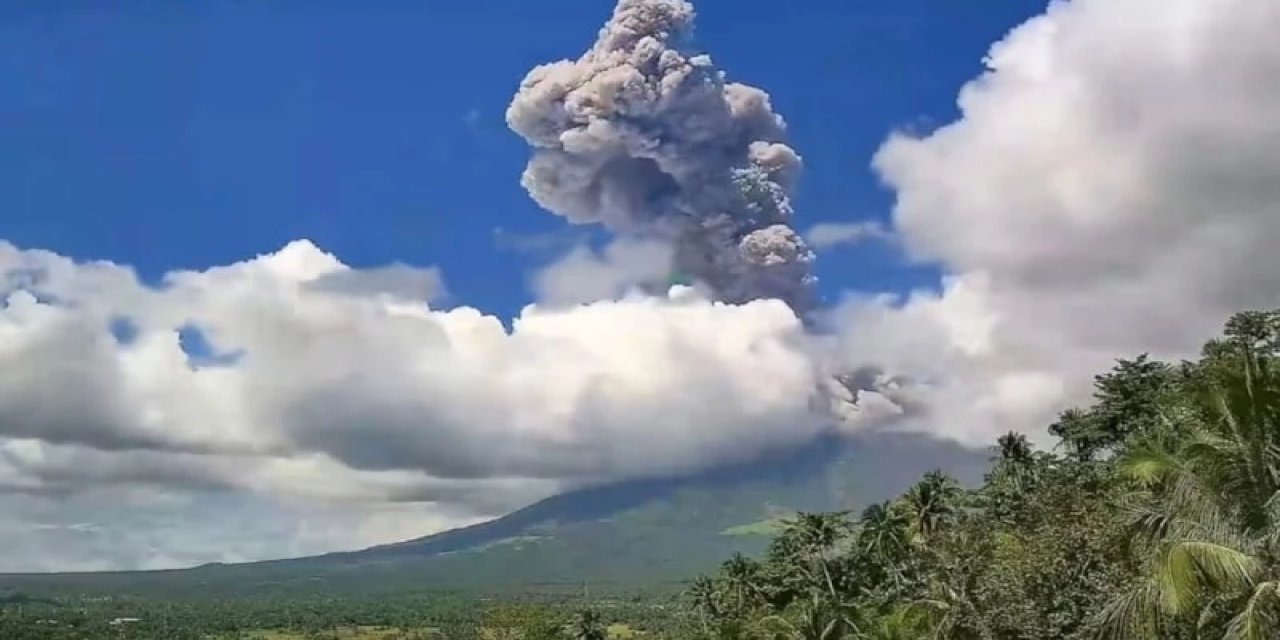 Filipinler'deki Mayon Yanardağı'nda Patlama: 3 Bin Metreye Kül Püskürttü