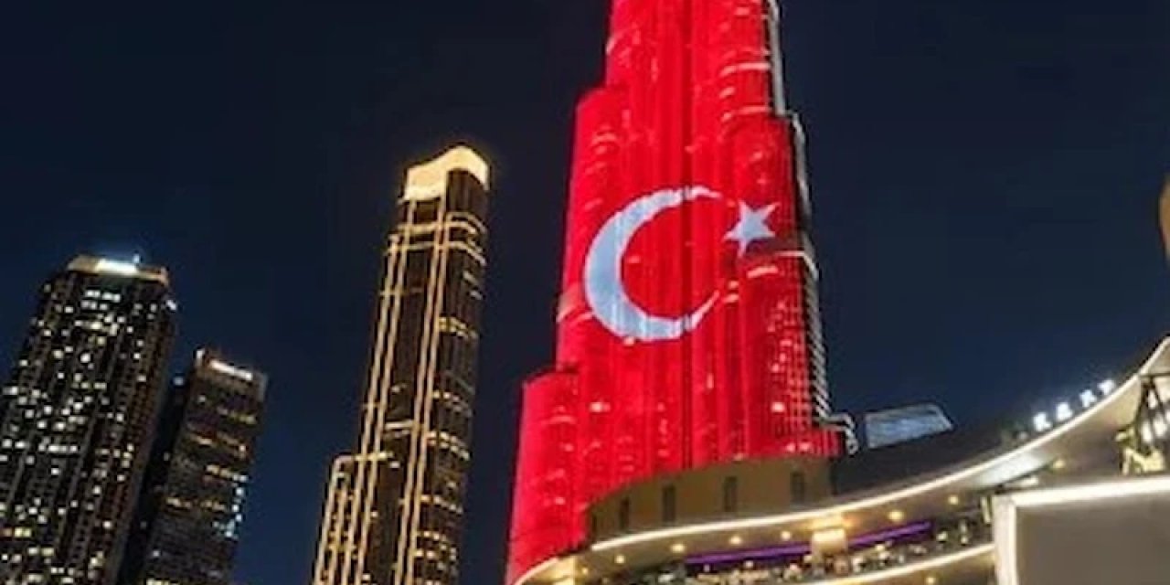 Dünyanın En Yüksek Binası Burj Khalifa'ya Türk Bayrağı Yansıtıldı