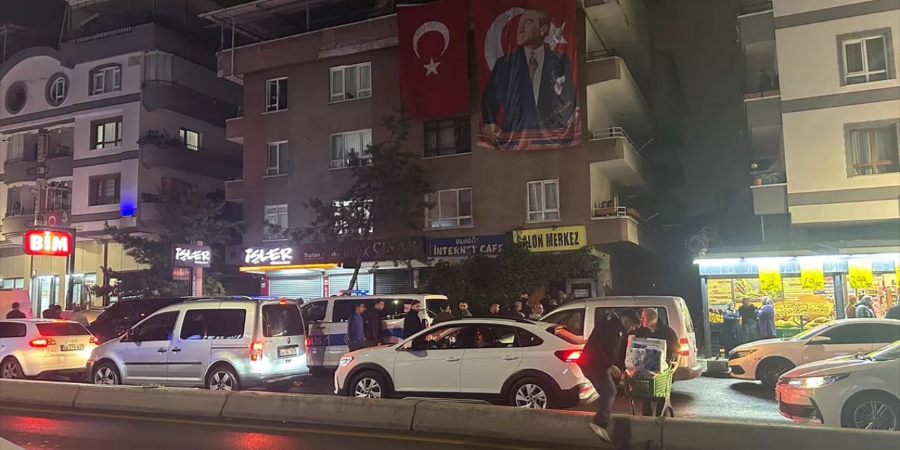Hamile Kızını Ve Birlikte Yaşadığı Erkek Arkadaşını Öldürdü