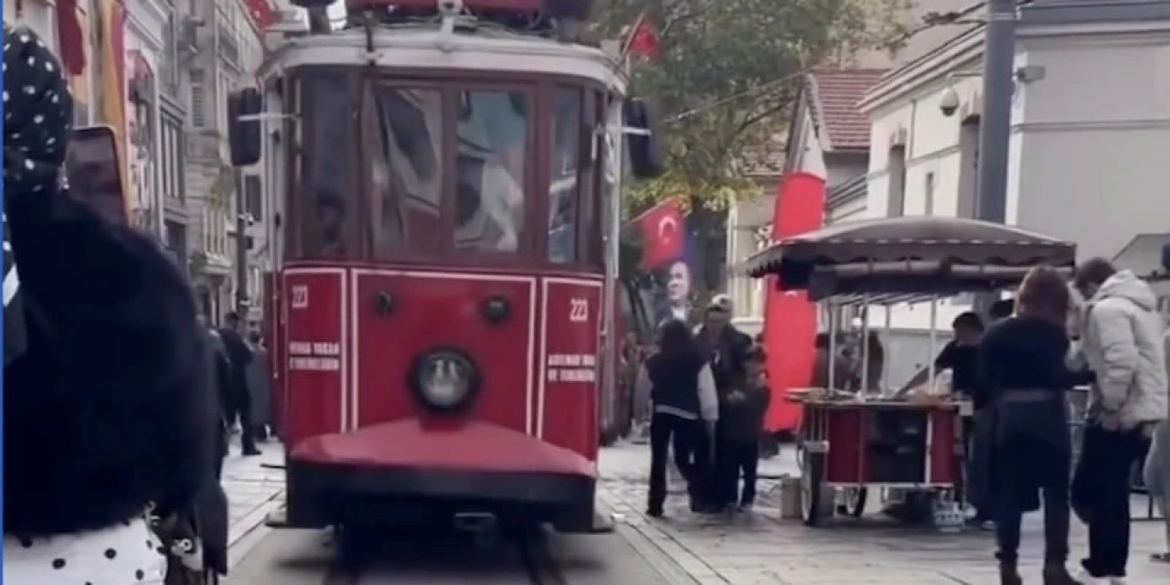 İstanbul'da Bir Kadın, Fotoğraf Çekerken Bebek Arabasını Tramvayın Üzerine Sürdü