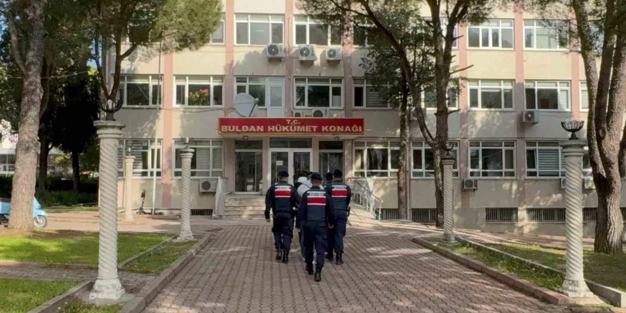 Kendini Savcı Ve Polis Diye Tanıtıp Yaşlıları Dolandıran 7 Kişi Denizli'de Altınlarla Yakalandı