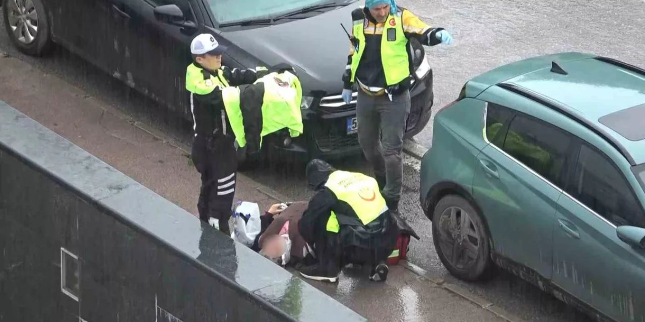 Kaza Sonrası Yağmurda Kalan Yaralı Kadını Trafik Polisi Yeleğiyle Korudu