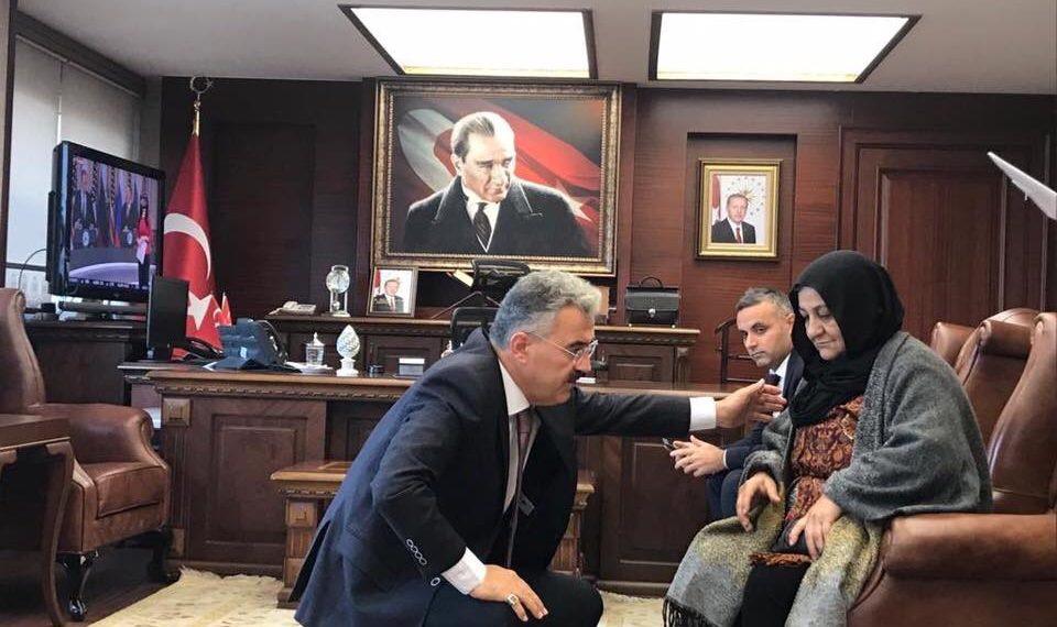 Vatandaşın Sorunlarını Önlerinde Diz Çökerek Dinledi