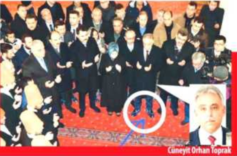 Bak sen şu valiye... Öğretmen fırçalayan vali camide ayakkabılarını çıkarmadı