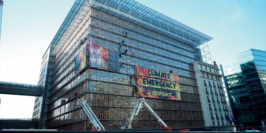 Ab Liderler Zirvesi Binasında 'Yangınlı' Çevre Protestosu