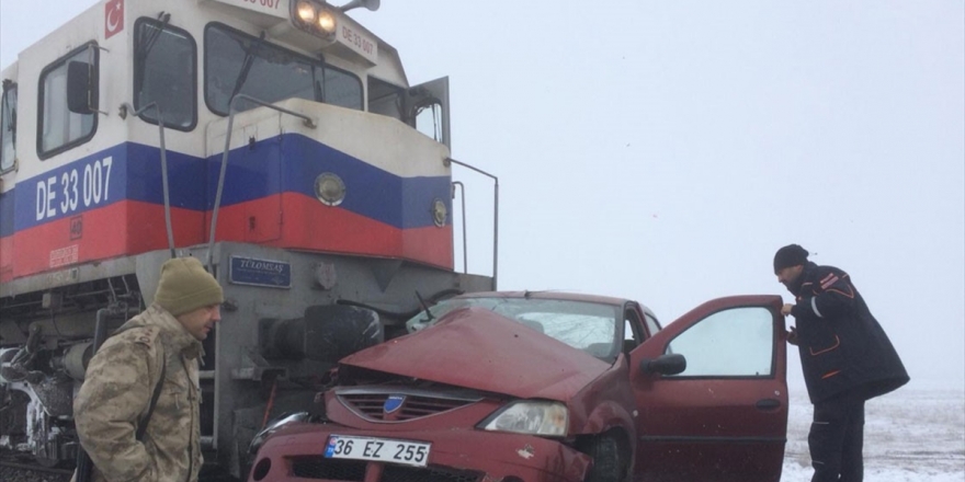 Kars'ta Yük Treninin Hemzemin Geçitte Çarptığı Otomobildeki 3 Kişi Öldü