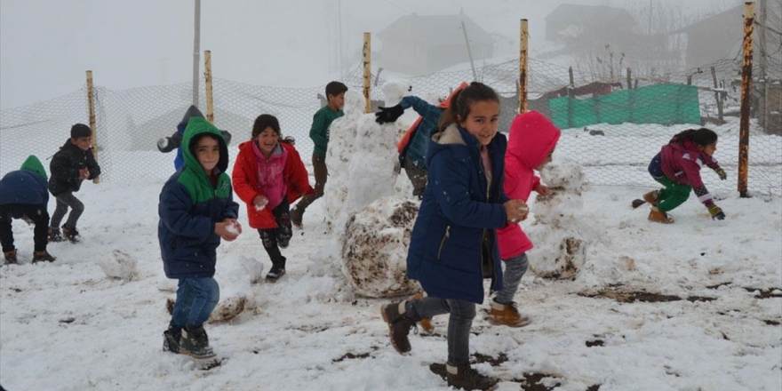 Doğu'da Kardan Kapanan 109 Yerleşim Biriminin Yolu Ulaşıma Açıldı