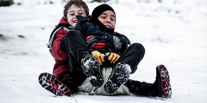 Uludağ'da Tatilciler Kayak Sezonunu Açtı