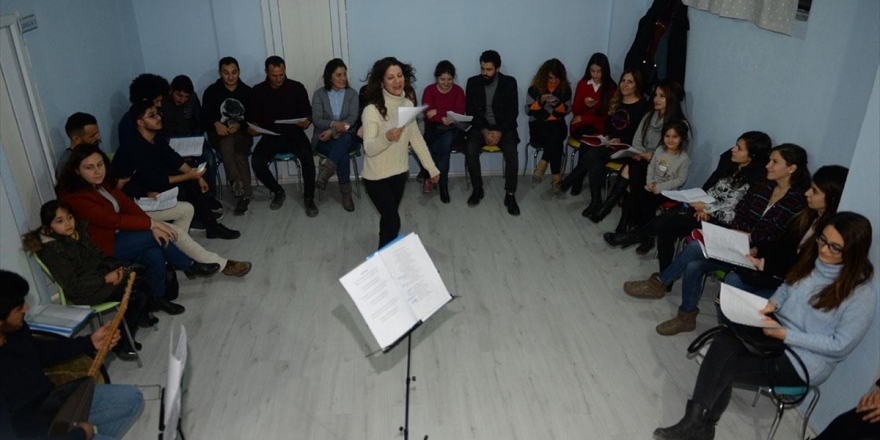 Sema Öğretmen Okulda Öğrencilerini Koroda Yöre Halkını Müzikle Buluşturuyor