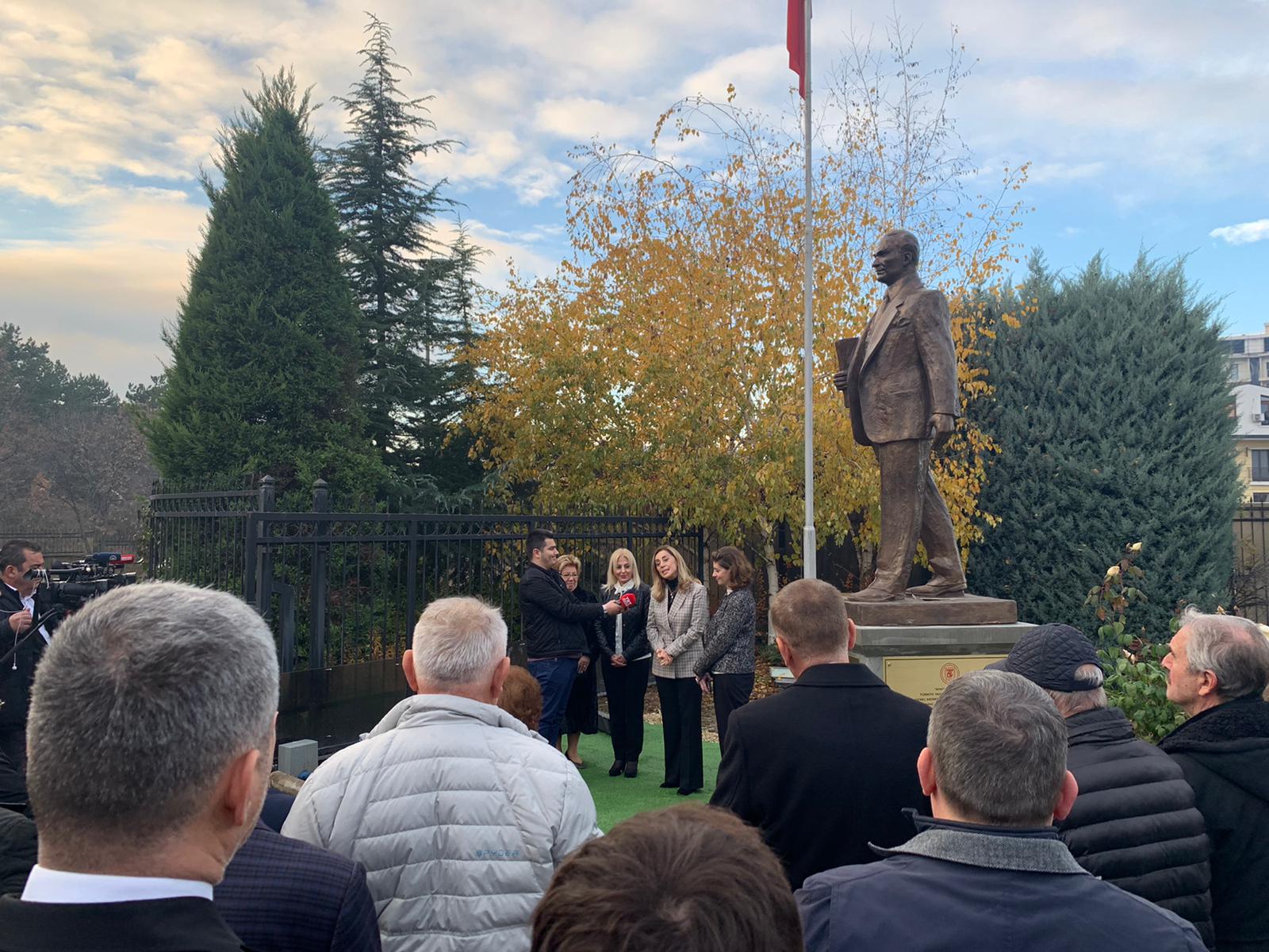 Türkiye'nin Üsküp Büyükelçiliği konutu önüne Atatürk heykeli