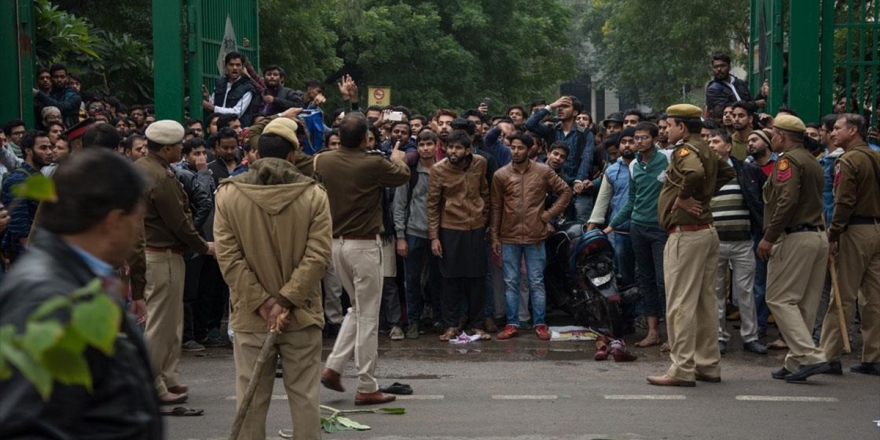 Hindistan'daki Polis Şiddeti Üniversitelerde Protesto Edildi