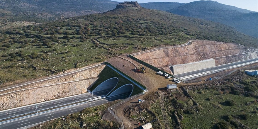 Otoyolla Kesişen 2 Bin 600 Yıllık Yol Çelik Köprüyle Korundu