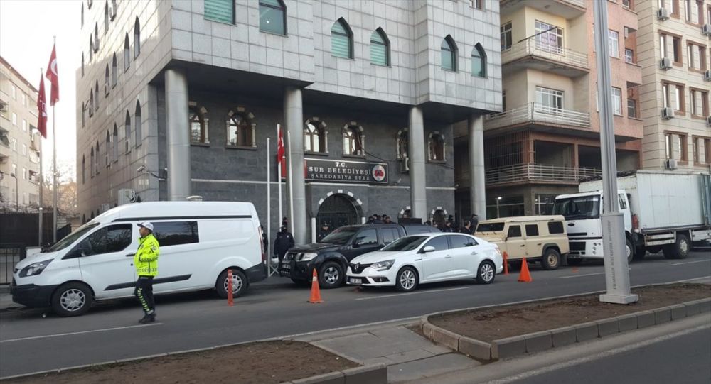 HDP'li Sur Belediye Eş Başkanı Buluttekin gözaltına alındı