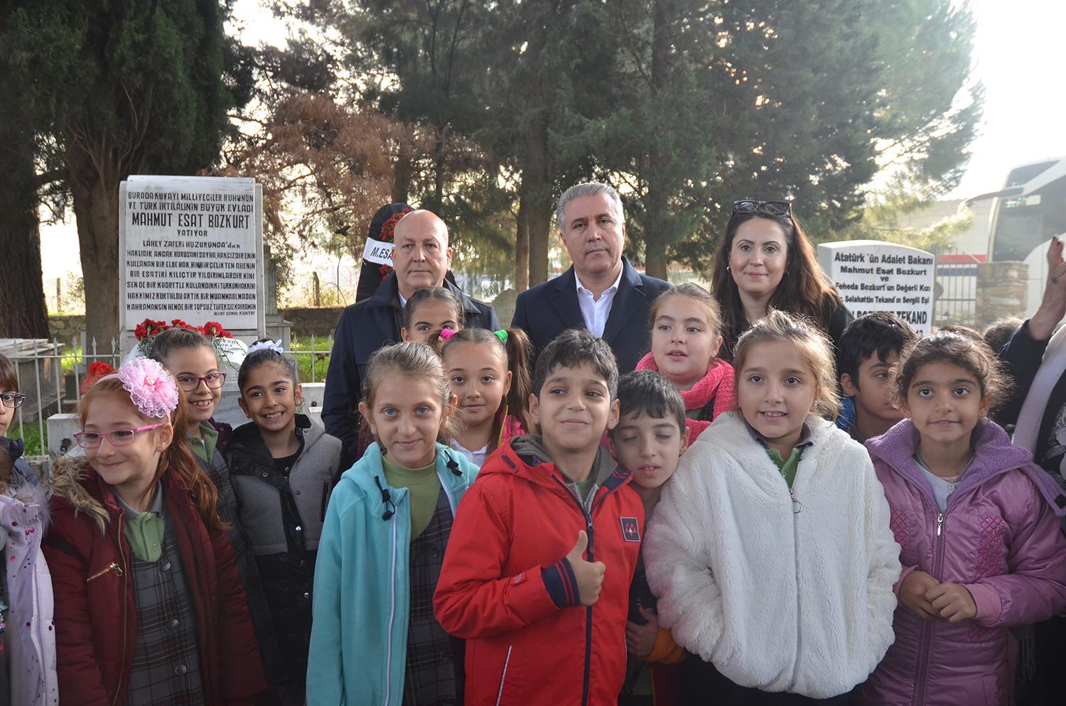 KUŞADALI MAHMUT ESAT BOZKURT MEZARI BAŞINDA ANILDI