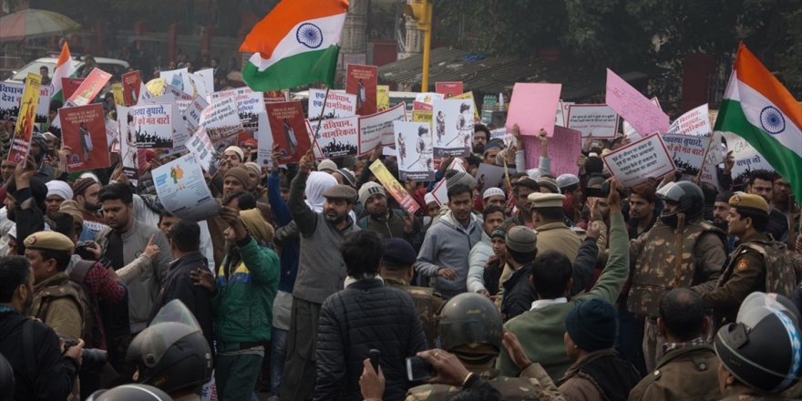 Hindistan'da Müslüman Göçmenlerin Aleyhine Değiştirilen Yasaya Karşı Gösteriler Sürüyor