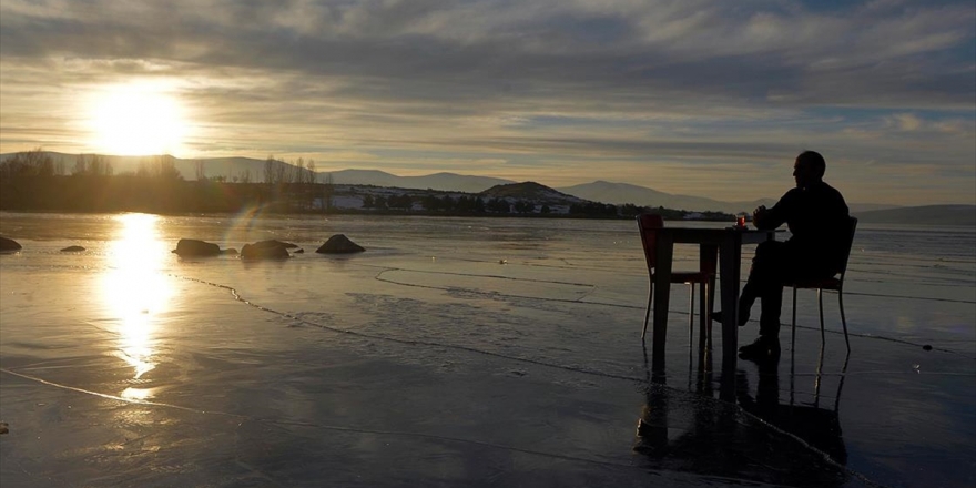 Buz Tutan Çıldır Gölü'nde Çay Keyfi