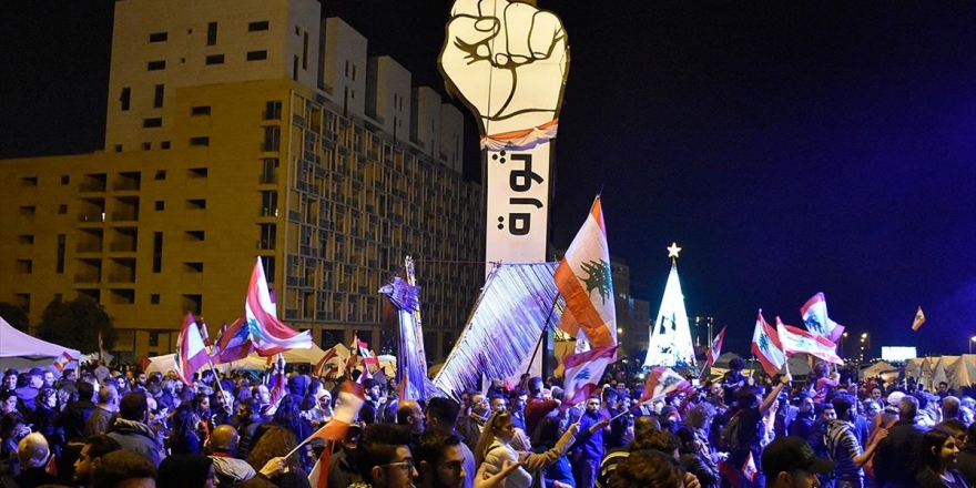Lübnan'da Yönetim Karşıtı Gösteriler Sürüyor