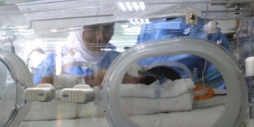 Mide Ve Bağırsakları Dışarıda Doğan Bebek Sağlığına Kavuşturuldu