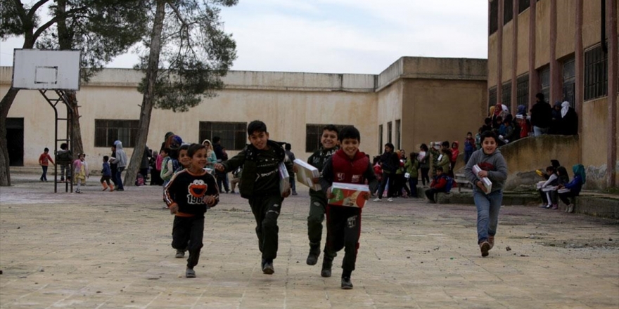 Tel Abyad'da 300 Öğrenciye Ders Kitabı Dağıtıldı