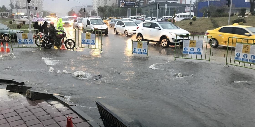 Adana'da Sağanak Nedeniyle Eğitime Ara Verildi