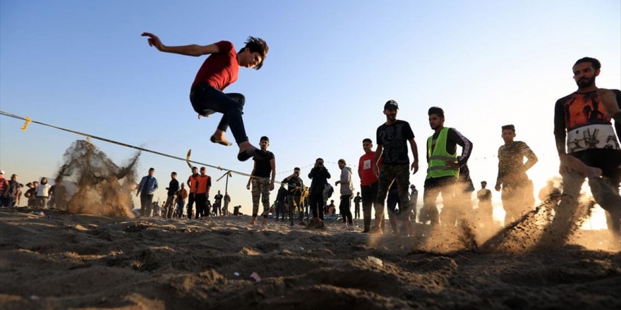 Bağdat’ta Göstericiler Şiddetin Bitirdiği Sosyal Hayatı Canlandırıyor