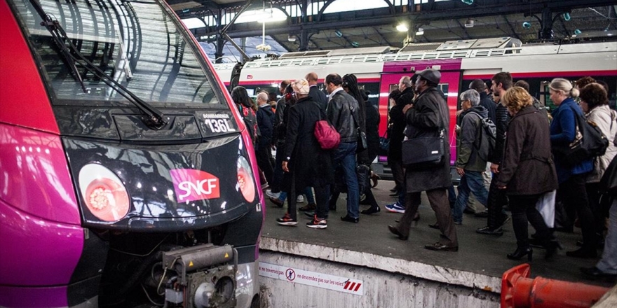 Fransa'da Grevler Yüzünden Demir Yolu Şirketi 400 Milyon Avro Zararda