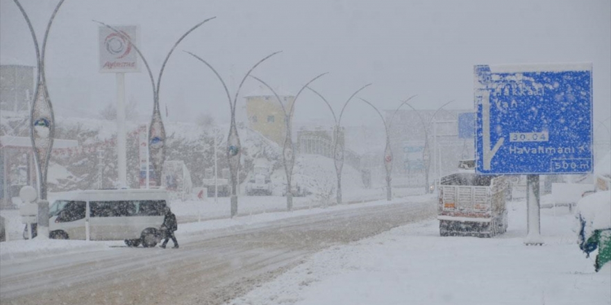 Hakkari'de 75 Yerleşim Biriminin Yolu Kapandı