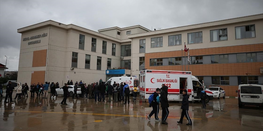 Bursa'da Ağır Kokudan Etkilenen Öğrenciler Hastaneye Kaldırıldı