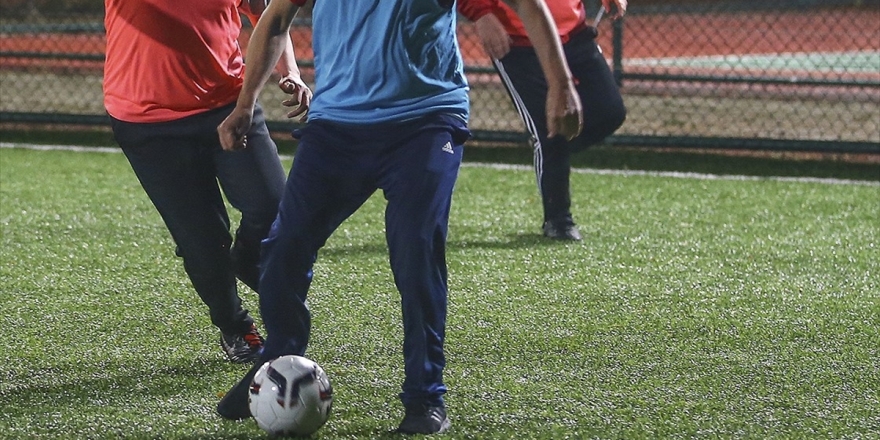 40 Yaş Üstündekilere 'Halı Saha Maçından Önce Doktorla Görüşün' Tavsiyesi