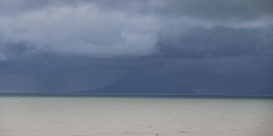 Endonezya'da Anak Krakatau Yanardağı Patladı