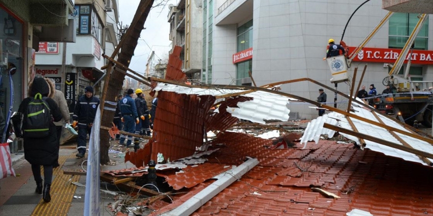 Çanakkale'de Fırtına Apartmanın Çatısını Uçurdu