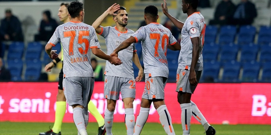 Medipol Başakşehir Üç Kulvarda Yoluna Devam Eden Tek Takım