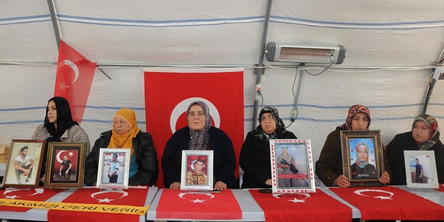 Diyarbakır Anneleri Yeni Yılda Evlatlarına Kavuşmayı Umut Ediyor