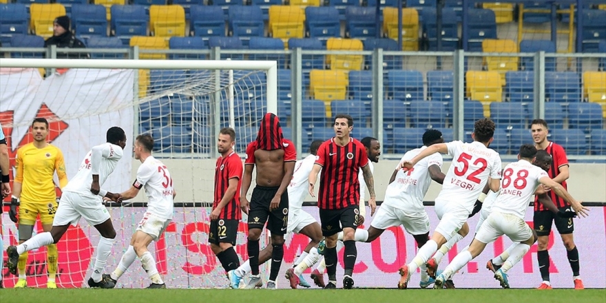 Süper Lig'in İlk Yarısındaki Uzatma Dakikaları Nefes Kesti