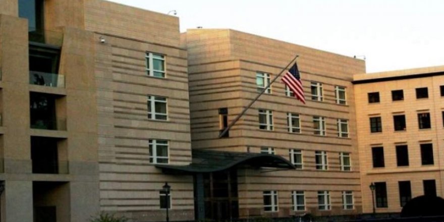 Bağdat'ta yüzlerce gösterici ABD Büyükelçiliği binasına saldırdı