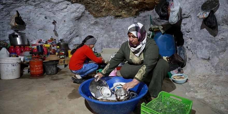 İsrail'in Evlerini Yıktığı Filistinliler Mağaraları Mesken Tuttu