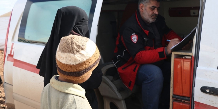 İdlib'de Çadırda Yaşayan Ailelere Sağlık Taraması Yapıldı