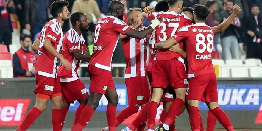 Lider Sivasspor'un Gol Yükünü Orta Saha Oyuncuları Omuzladı