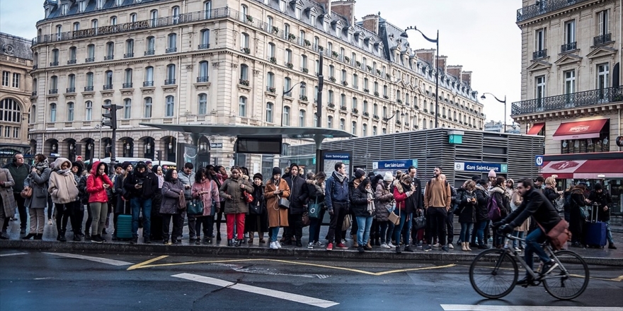 Fransa'da 34 Yılın En Uzun Grevi Ulaşım Ve Sağlık Hizmetlerini Aksatıyor