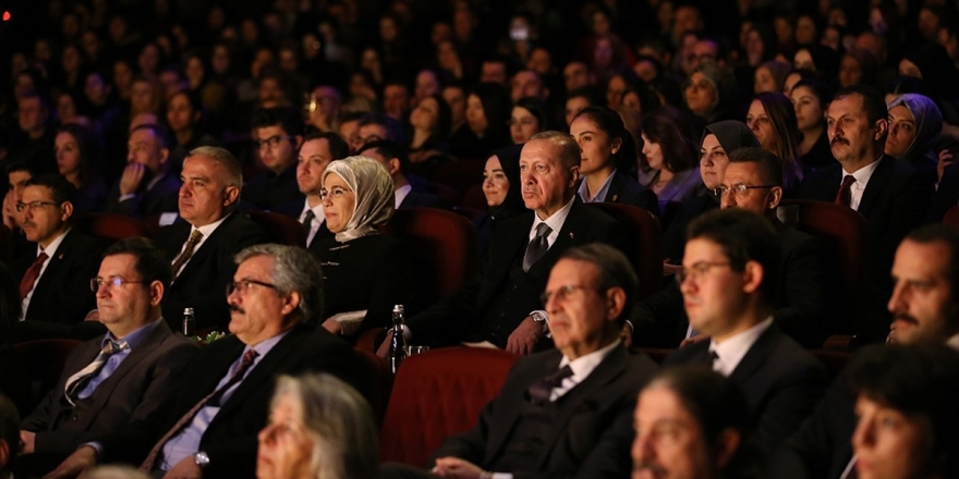 Cumhurbaşkanı Erdoğan 'Leyla İle Mecnun' Tiyatro Oyununu İzledi